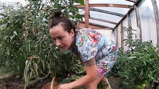 Farmers Wifey get under Skirt Nailed while Harvesting