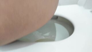 Sneak a Peek look how i Peeing