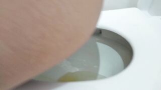 Sneak a Peek look how i Peeing