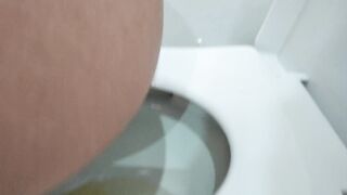 Sneak a Peek look how i Peeing