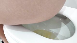 Sneak a Peek look how i Peeing