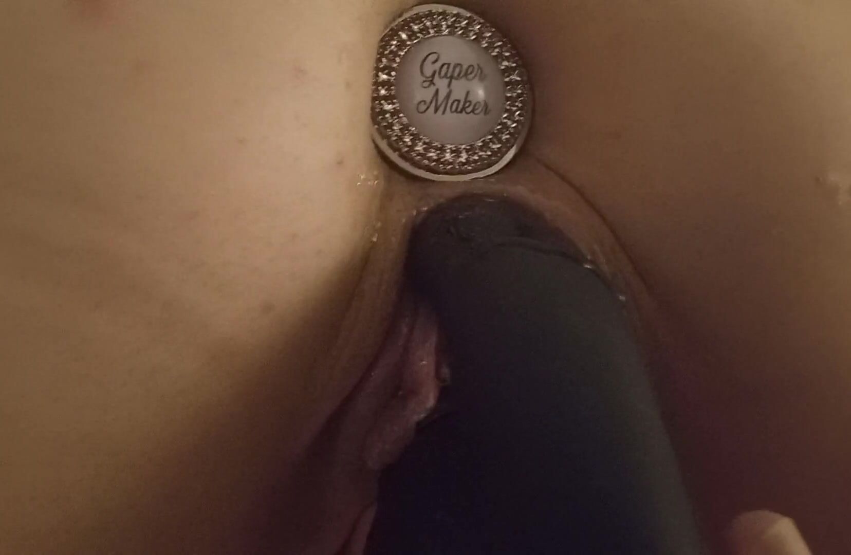 Bombshell mom Riding Womanizer Duo to Orgasm with Gaper Maker Booty Plug