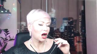 The bottle into soak older twat of filthy milf!