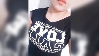 Mujer Con Enormes Pechos De Pezones Rosados