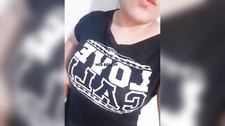 Mujer Con Enormes Pechos De Pezones Rosados