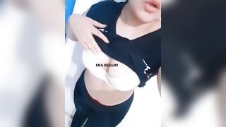 Mujer Con Enormes Pechos De Pezones Rosados