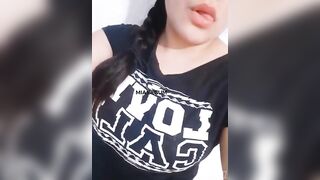 Mujer Con Enormes Pechos De Pezones Rosados