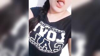 Mujer Con Enormes Pechos De Pezones Rosados