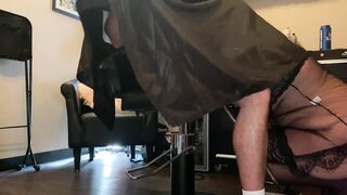 Hairstylist give Fellatio to a Client