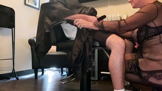 Hairstylist give Fellatio to a Client