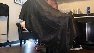 Hairstylist give Fellatio to a Client