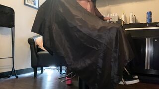 Hairstylist give Fellatio to a Client