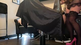 Hairstylist give Fellatio to a Client