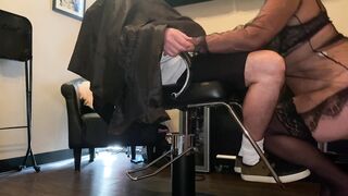 Hairstylist give Fellatio to a Client