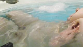 バスタブで乳首遊びイキ