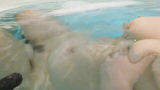 バスタブで乳首遊びイキ
