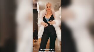 Outdoors Sex at a Restaurant - Nicci Azzy