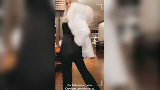 Outdoors Sex at a Restaurant - Nicci Azzy