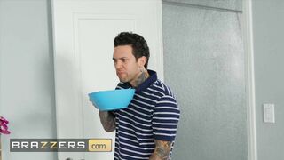 Brazzers - Phoenix Marie offer Tiny Hands a Hand Job but they got Caught by his gf Aften Opal