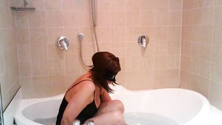 Three-Way into the Bath Tub - Real Amateur - Martina e Max