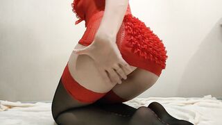 Мастурбация горячей мамочки в красном нижнем белье
