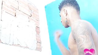 Deixou o pedreiro dotado gozar dentro do cu no quartinho