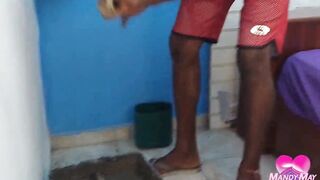 Deixou o pedreiro dotado gozar dentro do cu no quartinho
