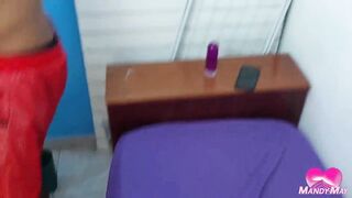 Deixou o pedreiro dotado gozar dentro do cu no quartinho