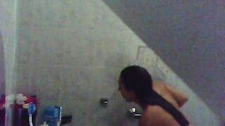 suite belle soeur sous la douche