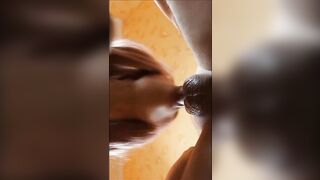 Blondine lutscht bis zum Happy End