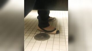 Understall pee farts