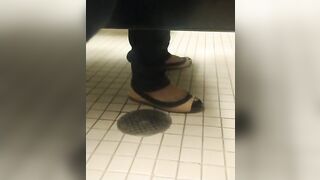 Understall pee farts