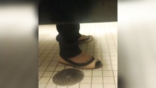 Understall pee farts