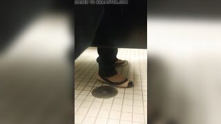 Understall pee farts