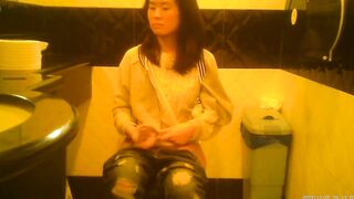 Shaved chinese Women taking a piss