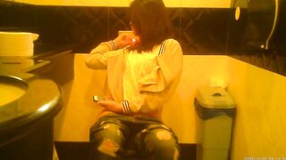 Shaved chinese Women taking a piss