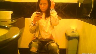 Shaved chinese Women taking a piss