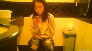 Shaved chinese Women taking a piss