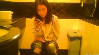 Shaved chinese Women taking a piss