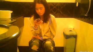 Shaved chinese Women taking a piss