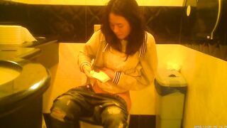 Shaved chinese Women taking a piss