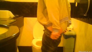Shaved chinese Women taking a piss