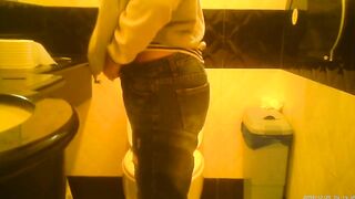 Shaved chinese Women taking a piss