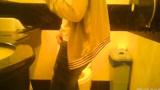 Shaved chinese Women taking a piss