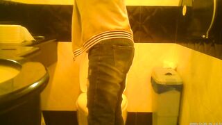 Shaved chinese Women taking a piss
