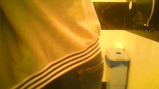Shaved chinese Women taking a piss