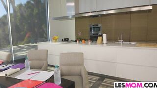 LESMOM - Hottie Jenna Sativa luvs her cougar Kendra Lust