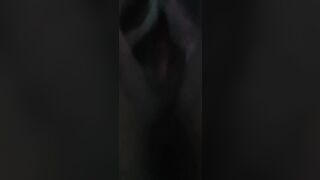 Coño Grande Mojado y Dedo En El Culo. Probando Cosas Nuevas