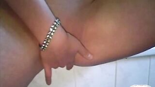 Selfmade-Teeny - alone with the dildo into the toilet
