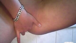 Selfmade-Teeny - alone with the dildo into the toilet